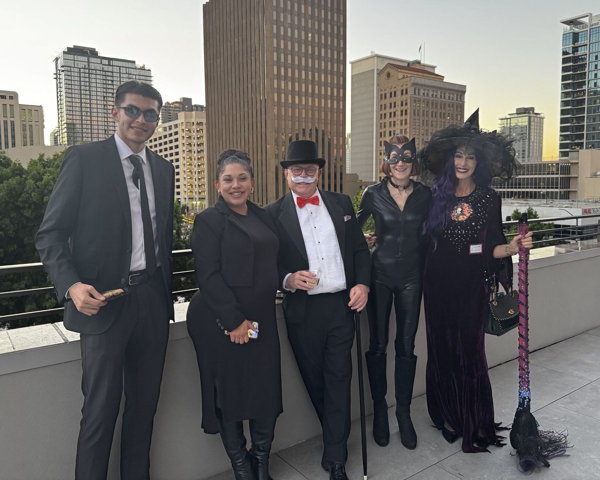 cbz's tweet image. The CBIZ Advisory Team had a &quot;wicked&quot; good time at the San Diego Family Law Bar Association Halloween Mixer! 🧙‍♀️

It was a perfect night to unwind and connect with so many brilliant legal minds (and spooky costumes!). Thanks for coming out!

#Halloween #NetworkingEvent