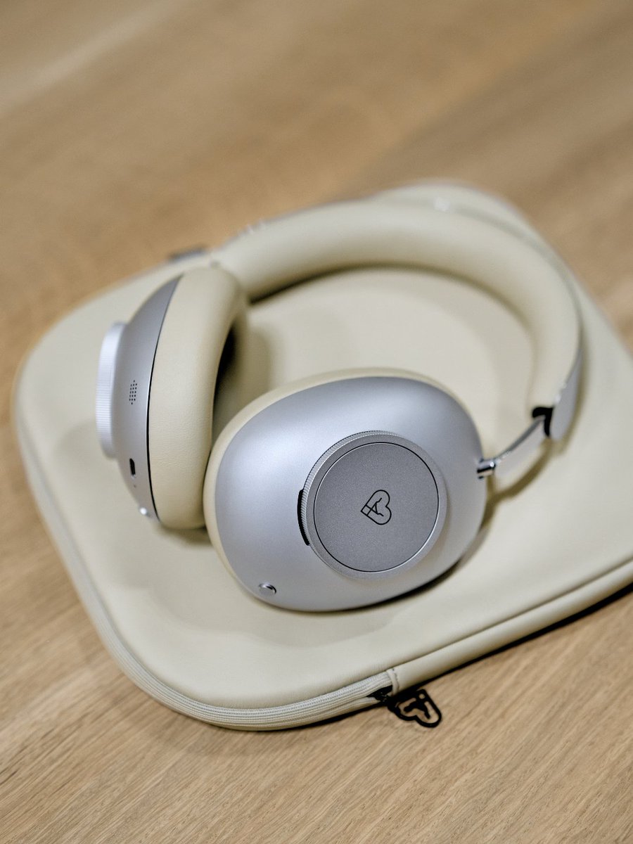 From gentle melodies to the pulse of a DJ set. With Loewe leo, <a href="/davidguetta/">David Guetta</a> experiences the essence of music – while the world fades.

Discover: loewe.tv/david-guetta

#TravelBeyondSound #ANC
#LoeweTechnology #Loeweleo