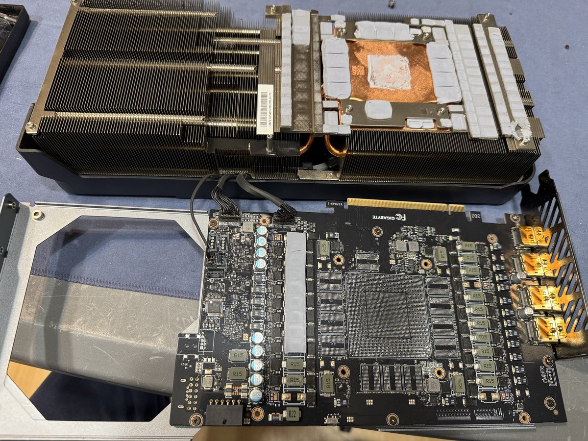 ChasersFrame's tweet image. Bestbuy Open Box, Condition “Excellent” 😑