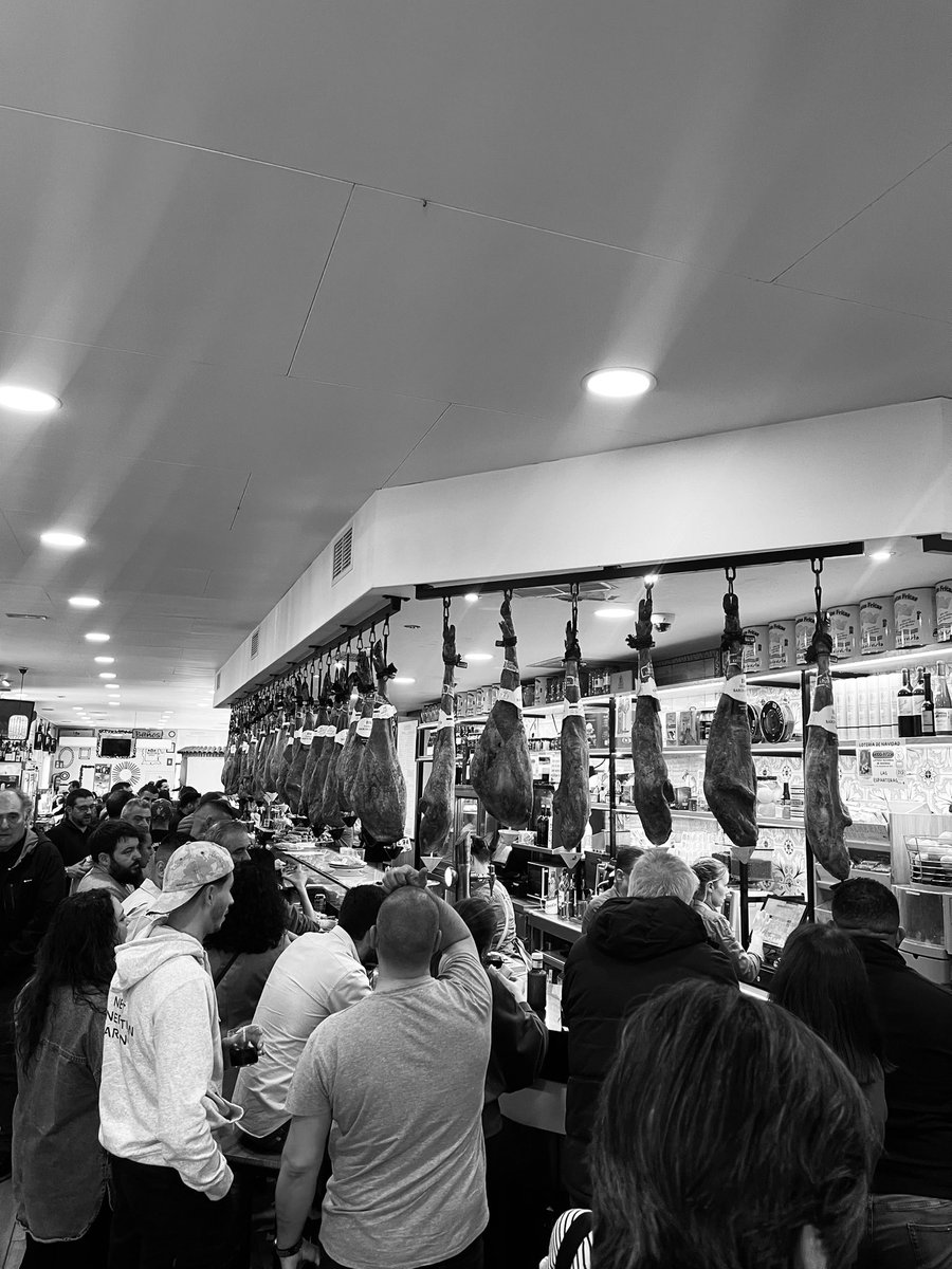 Un Viernes cualquiera en <a href="/LasEsparteras/">Las Esparteras</a> 

(Dónde irán)

#BaresdeCarretera 

#Takashi

Y el mejor tomate del año…