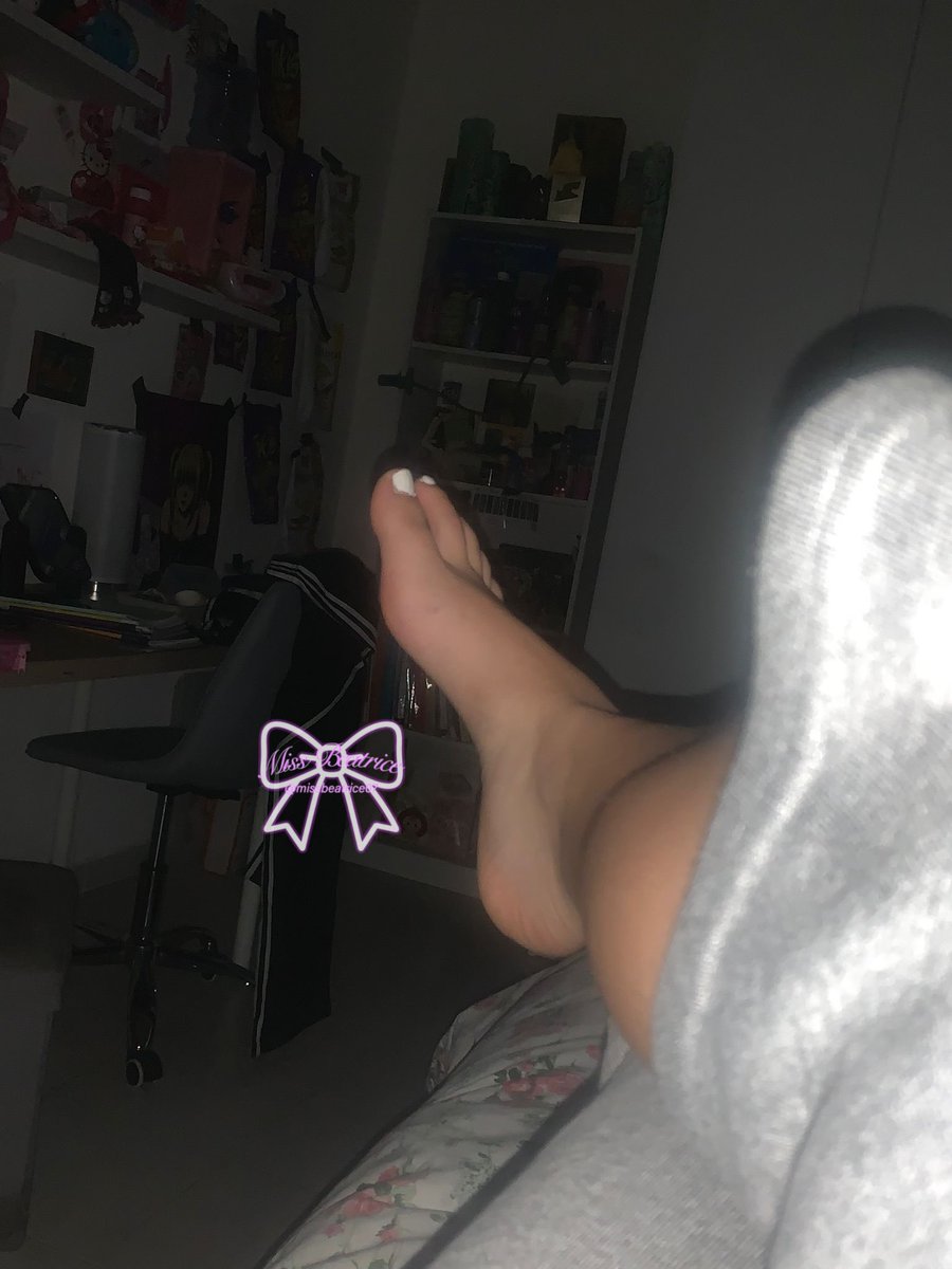 MissBeatrice07's tweet photo. come potete considerarvi “uomini” se con quei pisellini non siete capaci di soddisfare neanche le vostre donne🤣🤣 

@rt_feet https://t.co/fzeamwzisk