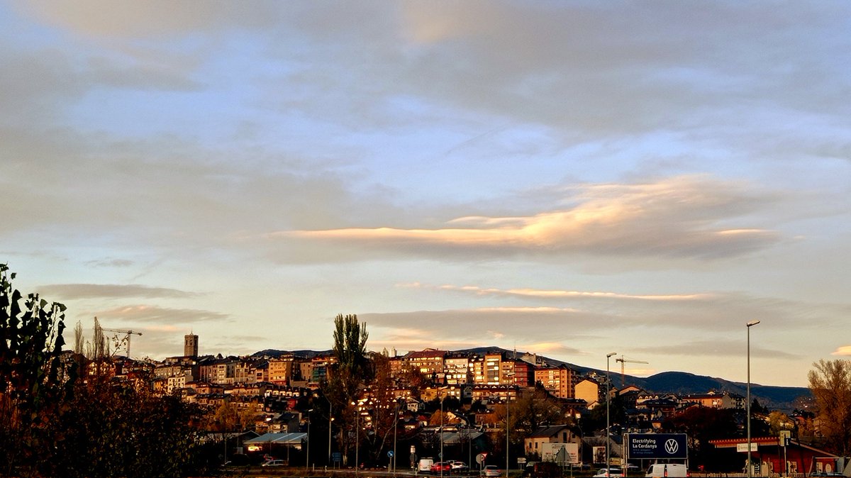 Bon vespre, la màxima avui divendres a Puigcerdà al barri de l'estació 18.9°C.