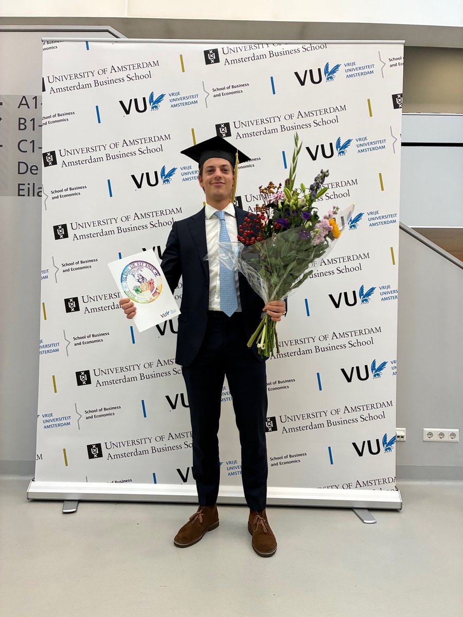 PietOverduin's tweet photo. Zaterdag sloot onze Tim de master Entrepreneurship af aan de VU-UvA. Hij startte in september StudioDuin, mediapartner van MKB-bedrijven. Hij helpt hen met een combinatie van strategie en visualisering om te komen tot een krachtig merk. Nieuwsgierig?  https://t.co/I0aDKy3mvW https://t.co/Ce1WUWTxW2