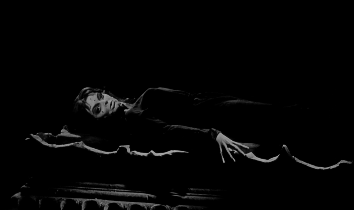 torsodapop's tweet image. #31DaysOfHorror Day 31🎃

BLACK SUNDAY (1960), Mario Bava🖤

Consumed by melancholy, a young Moldavian whose body was consecrated by Satan as a vessel for her evil ancestor feels fate's cold hand upon her. But there is no reason to fear the dead. They sleep very soundly...right?