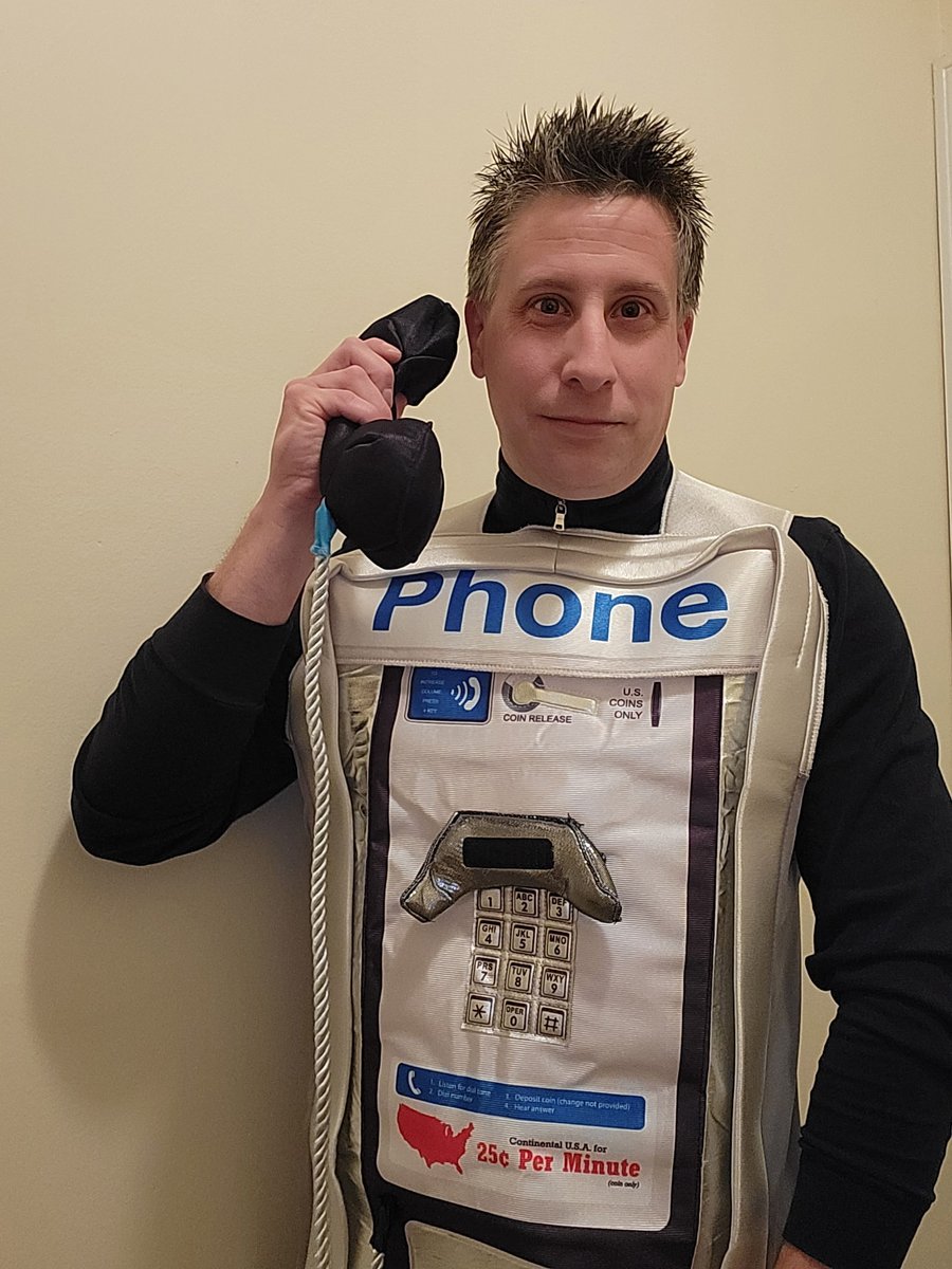 EssentialMann's tweet photo. That's right, this IS a payphone.

Don't ask. https://t.co/F7eMwcY5yB