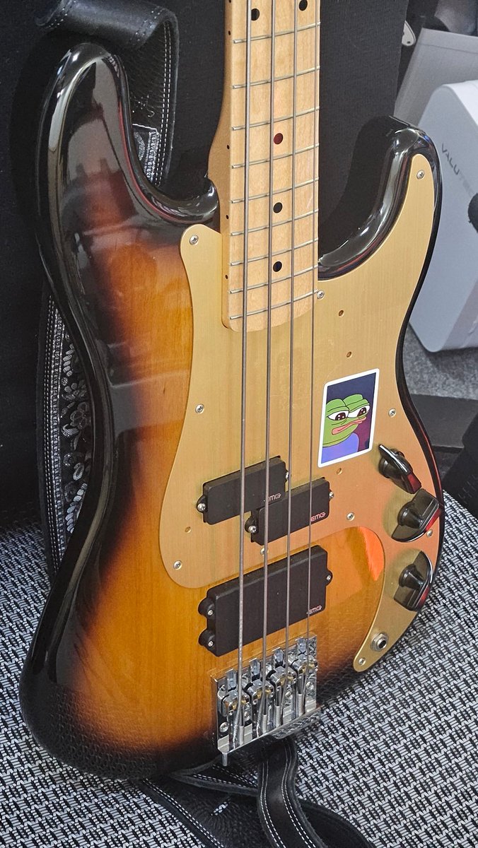 kaonizer's tweet image. 知り合いからイカれてるベース借りてきた