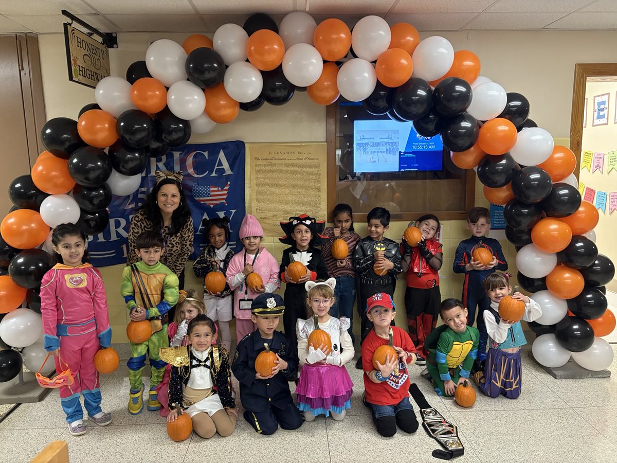 Happy Halloween from my kinder crew! 🎃🧡#WeAreBethpage ⁦<a href="/TierneyBethpage/">Julianne Inghilterra</a>⁩