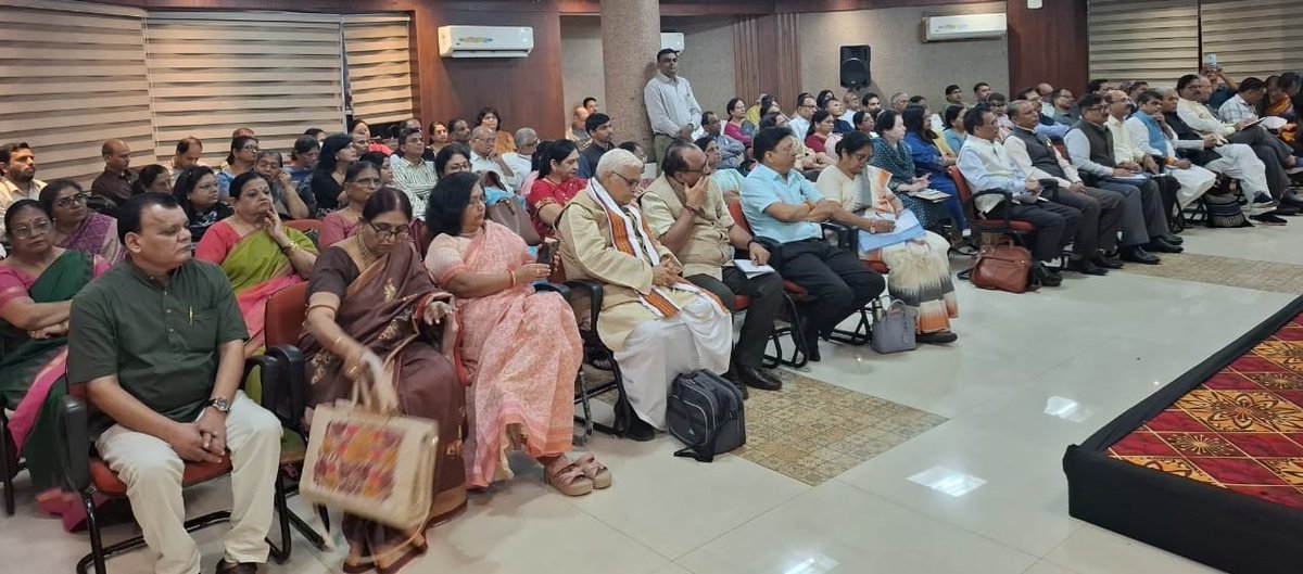 उच्च शिक्षा मंत्रालय म.प सरकार द्वारा द्वितीय वर्ष के पाठ्यक्रम में भा.ज्ञा परम्परा के समावेश के लिए आयोजित कार्यशाला के उद्धाटन समारोह में मंच पर उपस्थित कमीश्नर प्रबल सिपाही प्रो चान्दकिरण प्रो कान्हरे प्रो भारद्वाज अशोक कड़ेल OSD शुक्ल एवं प्रतिभागी मा कुलपति एवं आचार्य गण।