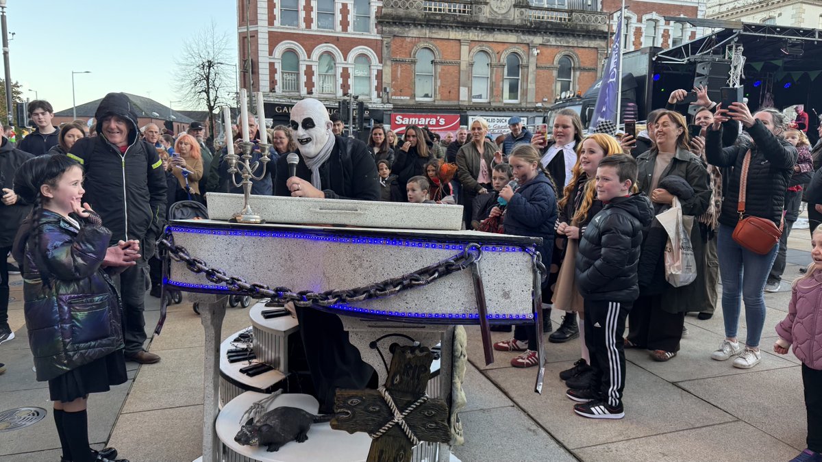 🎃 Crowds are descending in Londonderry for Derry Halloween's spooky finale 👻

Follow all the magic on our live page here 🪄 bbc.in/4qQW1GO