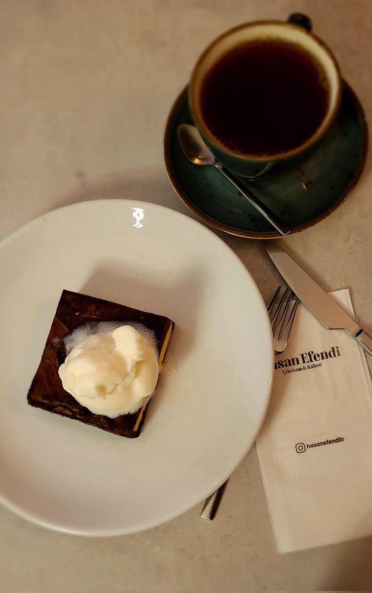 Elektrikli araç sahipleri, yakıtı ekonomik yapmak uğruna şarj esnasında oyalanırken, bir yandan da ocağına incir ağacı dikiyor adlı çalışmam 🙄