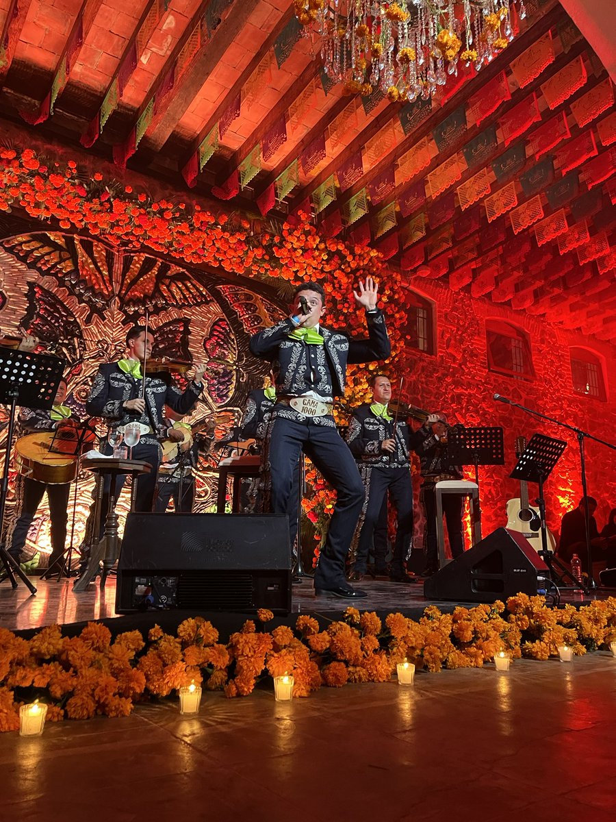 “Entre flores, guitarras y recuerdos, celebramos la vida a través de la música. El mariachi también canta por quienes nunca se van del corazón. 💀🎶🇲🇽”