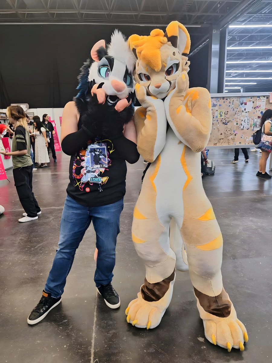For this #FursuitFriday I'd like to show you this photo I took with <a href="/cheetah_paws/">⚡️CheetahPaws 獵豹爪⚡Thaitails - HiFurry</a> some days ago! Thank you, pal! ^^ ✨