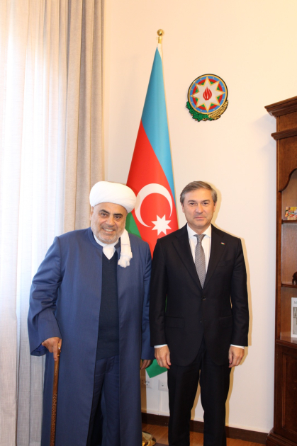 Sheikh ul-Islam Allahshukur Pashazadeh ha visitato le Ambasciate dell’Azerbaigian presso la Santa Sede e in Italia.

Il Presidente della Direzione dei Musulmani del Caucaso, Sheikh ul-Islam Allahshukur Pashazadeh, si è recato in visita alle sedi delle Ambasciate dell’Azerbaigian