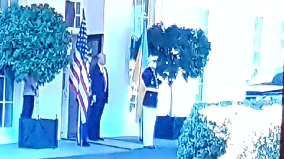 achtvierzig's tweet photo. Ein seltenes Foto aus der jüngeren
Vergangenheit. US-Präsid. TRUMP
muß auf einen Gast, der verspätet
kam, warten. Es war Ukraine-
Präsident Selinskyj... https://t.co/3hNVGzcKaA