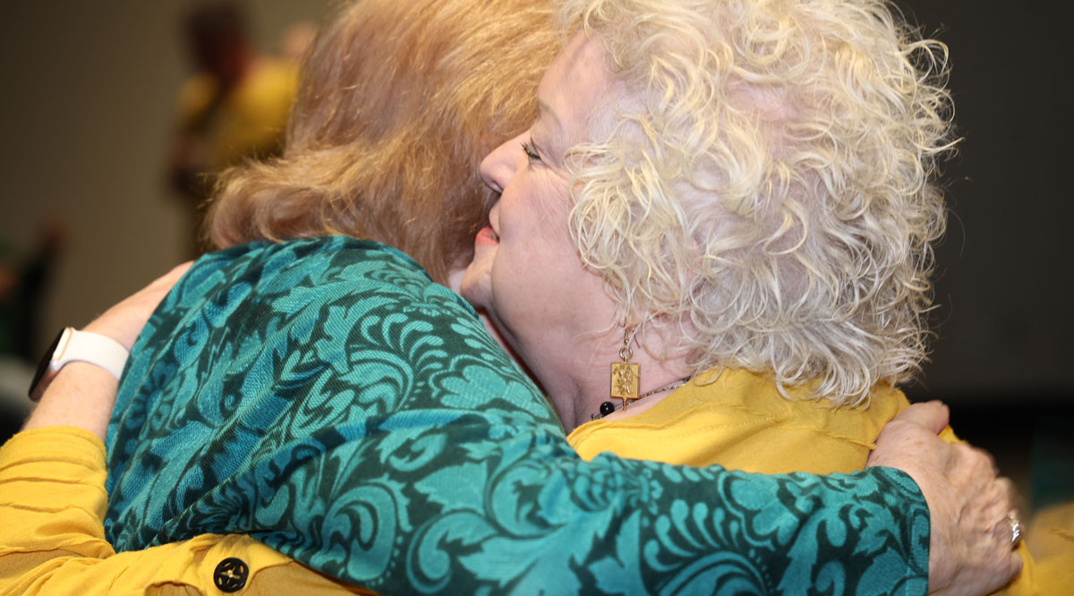 Baylor's tweet image. "Welcome home!" to all our Bears -- but especially to the Class of '75 as they celebrate their 50th reunion! 💚💛

#BaylorHomecoming 🔥 || #SicEm 🐻