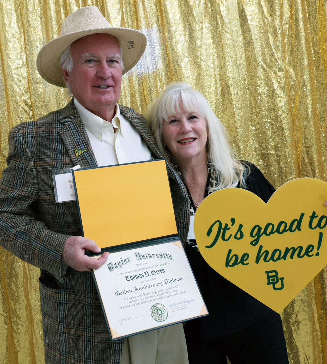 Baylor's tweet image. "Welcome home!" to all our Bears -- but especially to the Class of '75 as they celebrate their 50th reunion! 💚💛

#BaylorHomecoming 🔥 || #SicEm 🐻