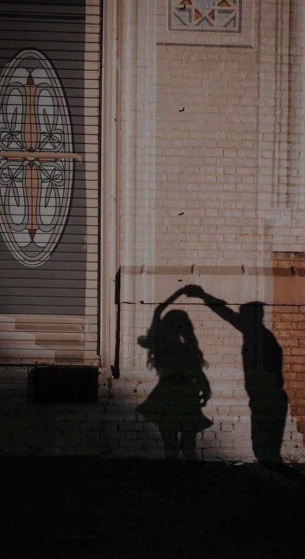 إن تسألي مالذي قد بات يسكنني
فأنتِ والبدرُ والعينانِ والشَّغَفُ