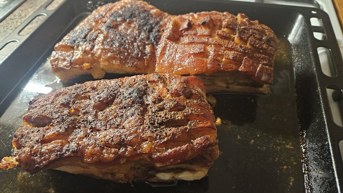 MartinMyslivec's tweet image. Slíbil jsem, že na zítřejší oslavu upeču bůček.

Hlásím: HOTOVO 🫡