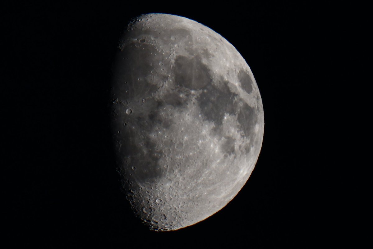 jaythegrumpy's tweet photo. Tonight's Halloween moon through a gap in theclouds.
#Halloweenmoonhour. https://t.co/H5KN0yNTHz