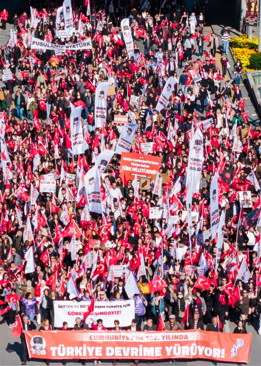 Akın var, güneşe akın!
Güneşi zaptedeceğiz,
Güneşin zaptı yakın!

TGB olarak Devrim Yürüyüşümüzü en coşkulu şekilde tamamladık.
Türk gençliği olarak Ankara sokaklarına imzamızı attık.
Her daim sahada, gençlik olarak görevdeyiz!🇹🇷