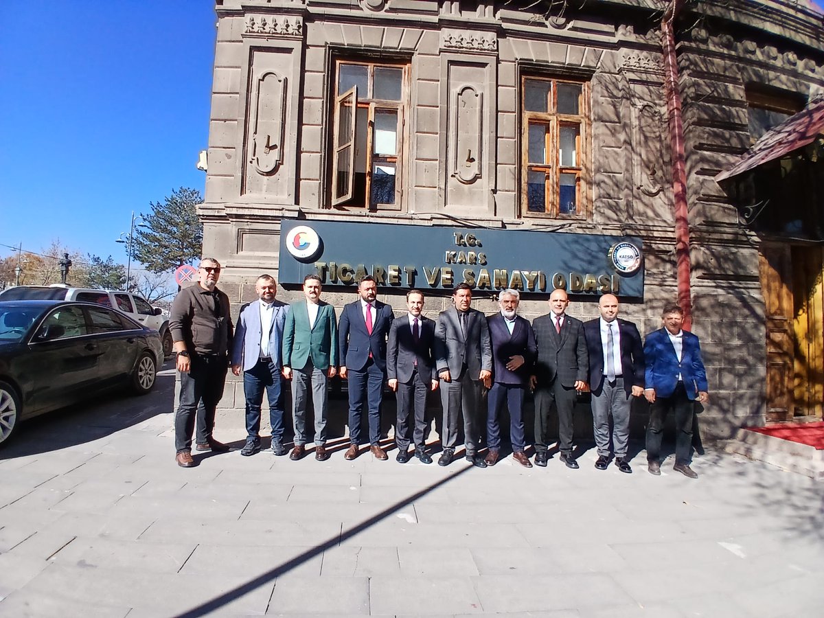 karstso36's tweet photo. MÜSİAD Makine Sektör Kurulu Başkanı İsmail SOMALI, İstanbul Kars-Ardahan-Iğdır Dernek Başkanı Ahmed AVŞAR, MÜSİAD Kars İl Başkanı İsmail GÜRSOY ve beraberindeki heyet, Odamızı ziyaret ederek Başkanımız Kadir BOZAN ile bir araya geldi.

Ziyarette, Kars’ın üretim potansiyeli, sanayileşme süreci ve ihracat odaklı gelişim olanakları üzerine değerlendirmelerde bulunuldu.

Nazik ziyaretleri ve ilimizin ekonomik kalkınmasına yönelik katkı ve ilgileri için kendilerine teşekkür ederiz.

@KadirBozan_36 @ismailGursoy36 @musiadKars @MUSIAD 
#KarsTSO #KarsTicaretveSanayiOdası #MÜSİAD #KarsSanayisi #ÜretiminYeniTransferMerkeziKars #İhracat #Kalkınma #İşBirliği