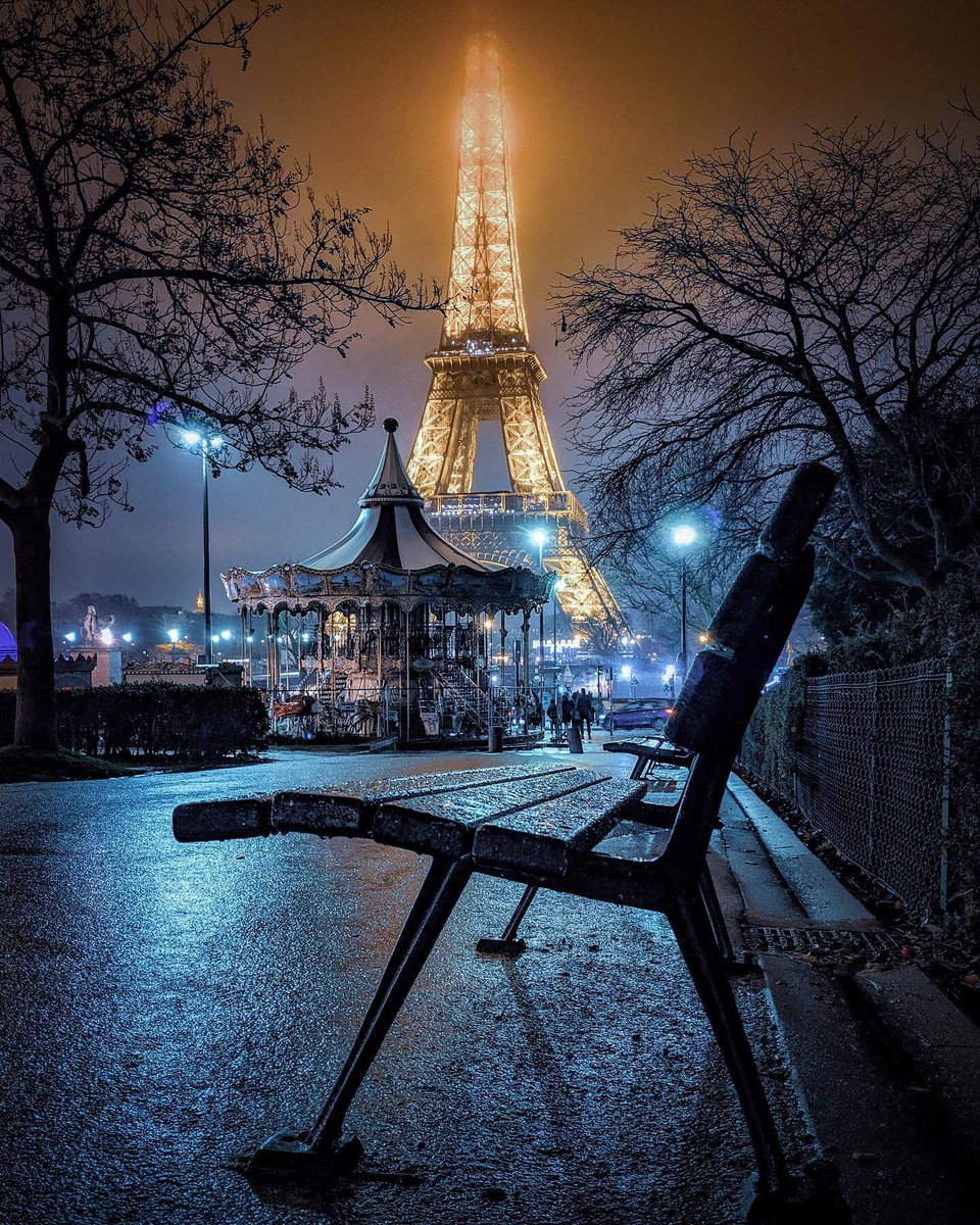 visitparisreg's tweet image. 👻 When the City of Light turns into the City of Shadows...
Shrouded in mist at the foot of the #EiffelTower, Paris takes on an air of mystery for #Halloween.
 Ready to shiver?
📷 ©lemecquiclique