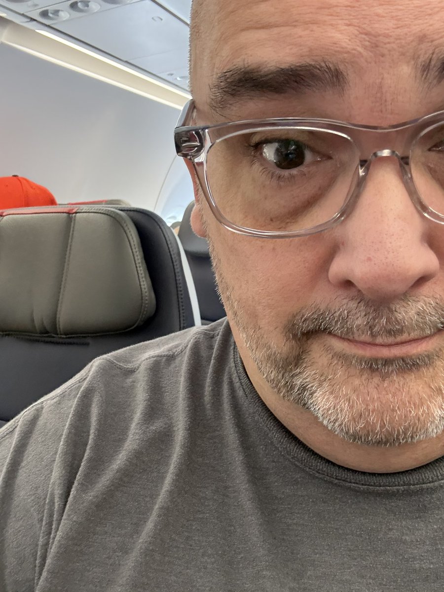 TheFirstMrChip's tweet image. Nobody in the middle seat seat?? Winning!! 💯 now let’s go home!! 🏡🌴