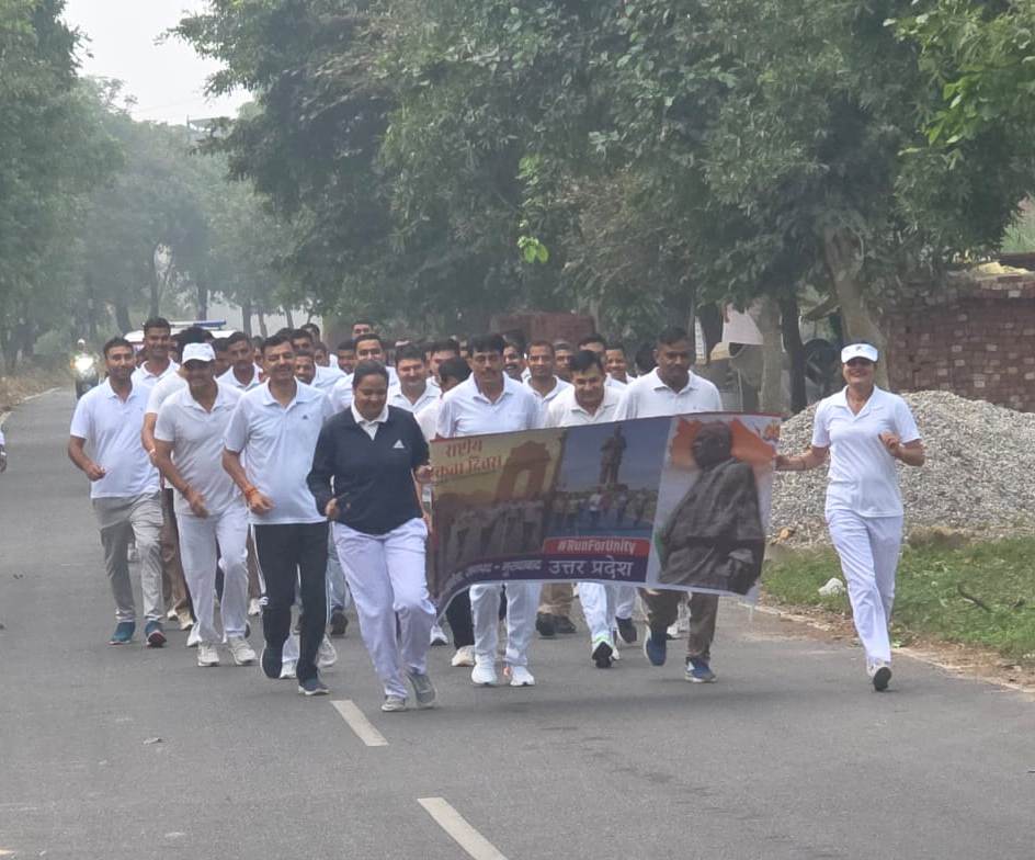 moradabadpolice's tweet image. थाना प्रभारी मझोला द्वारा #RashtriyaEktaDiwas150 के अवसर पर थाना क्षेत्रान्तर्गत #RunForUnity कार्यक्रम का आयोजन किया गया । एकता, समर्पण और राष्ट्रभक्ति की भावना के साथ पुलिसकर्मियों/आमजन ने उत्साहपूर्वक दौड़ में भाग लिया।

#EktaDiwas #SardarPatel150 #UPPolice
@EktaDiwasBharat