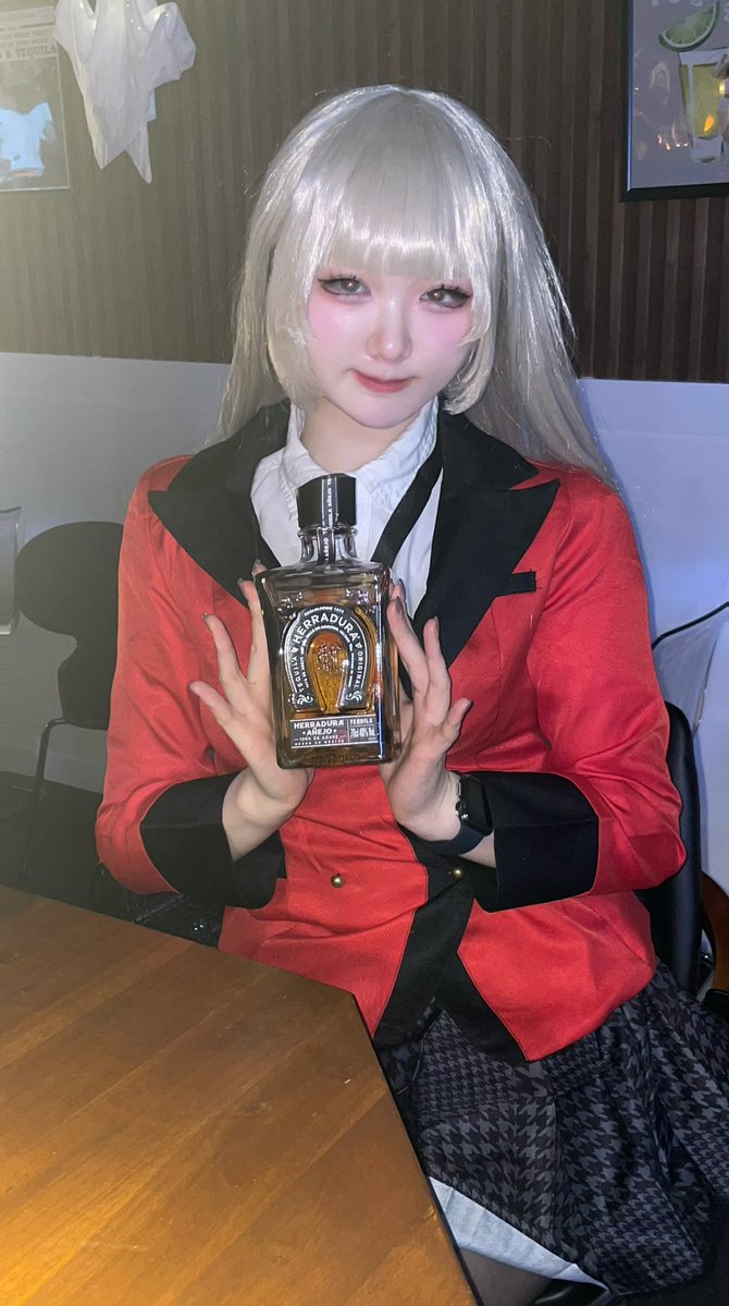 할로윈 이벤트 1등 하고 데킬라 바틀 받았어요🩷😋 칭구들이랑 다 마심)))