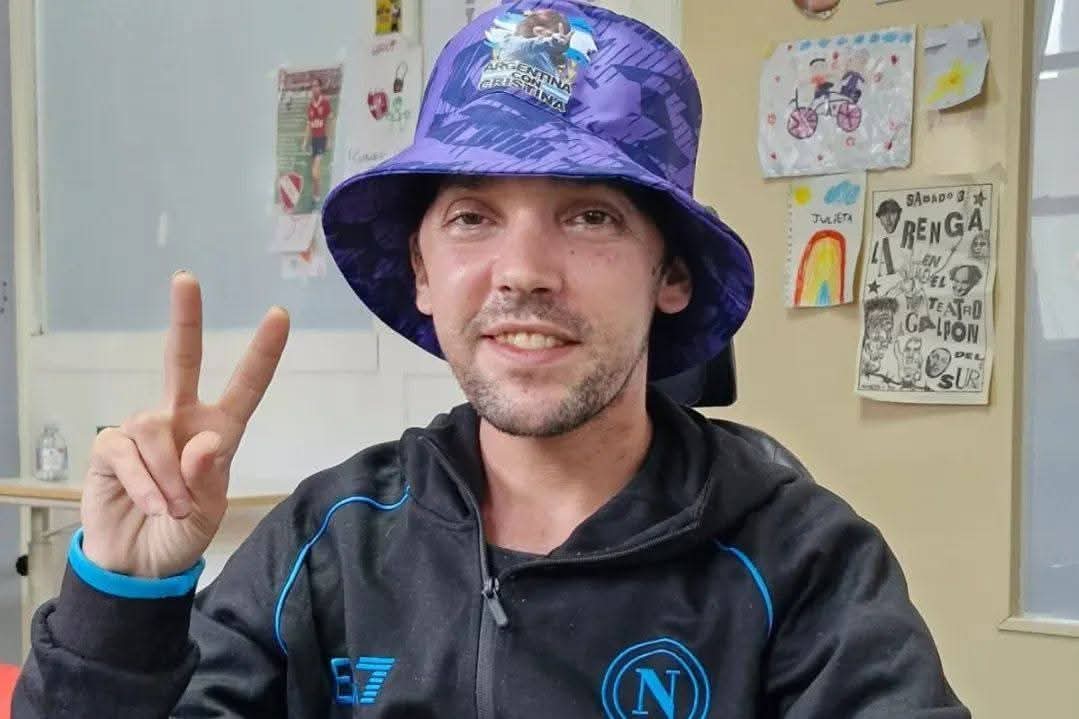 Pablo continúa en terapia intermedia en el Ramos Mejía.Está sin fiebre y con alimentación x sonda naso gástrica.
El martes le haran una cirugía reparadora para rellenar un hueco q se le hizo debajo de la prótesis. No es urgente.
Sigue con más fuerza q antes.
Abrazo Fabián Grillo