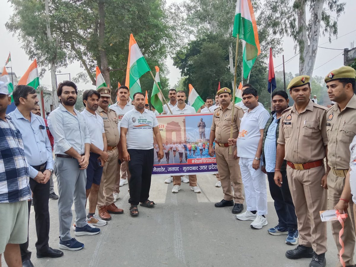 moradabadpolice's tweet image. थाना प्रभारी मैनाठेर द्वारा #RashtriyaEktaDiwas150 के अवसर पर थाना क्षेत्रान्तर्गत #RunForUnity कार्यक्रम का आयोजन किया गया । एकता, समर्पण और राष्ट्रभक्ति की भावना के साथ पुलिसकर्मियों/आमजन ने उत्साहपूर्वक दौड़ में भाग लिया।

#EktaDiwas #SardarPatel150 #UPPolice
@EktaDiwasBharat