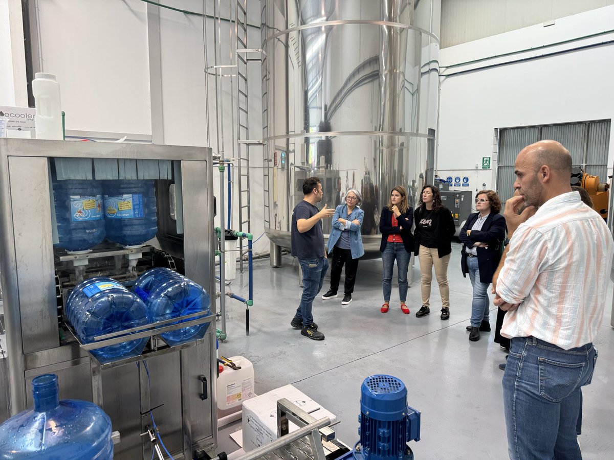 🚰 De la unió de tres entitats socials (Gira-Sol, Fundació Es Garrover i Estel de Llevant) neix Tres Glops.

👉🏼Una empresa social que va néixer fa 10 anys amb l’objectiu d’integrar laboralment a les persones amb trastorns de salut mental (el 80% dels treballadors en pateixen).