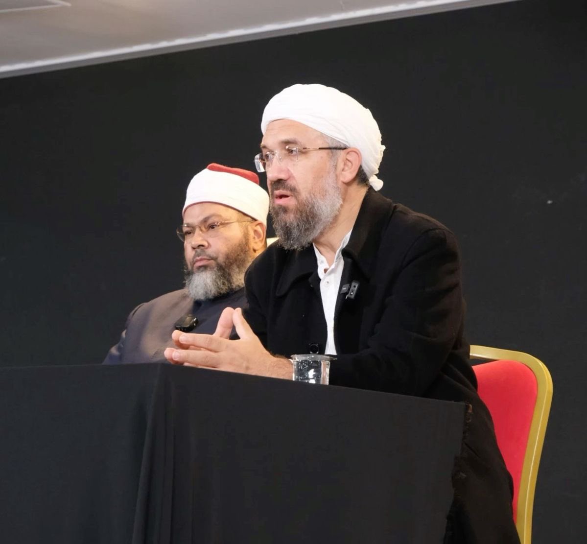 O sırada bizim dinlediğimiz Ehl-i sünnet hocalar…