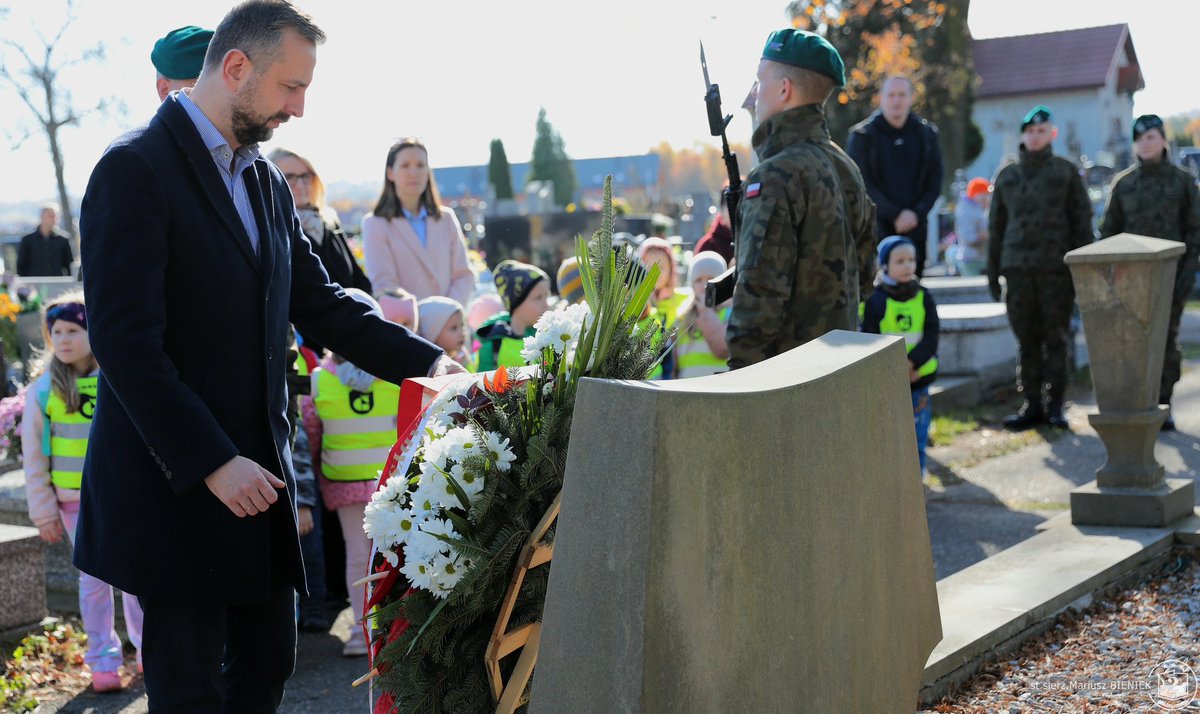 Dziś - w przeddzień wspomnienia Wszystkich Świętych - razem z dziećmi z przedszkola w Gdowie złożyliśmy kwiaty i zapaliliśmy znicze na miejscowym cmentarzu. Byliśmy przed mogiłami poległych w 1939 r., a także przy kopcu-mogile Powstańców 1846 roku. 

To czas kiedy wspominamy