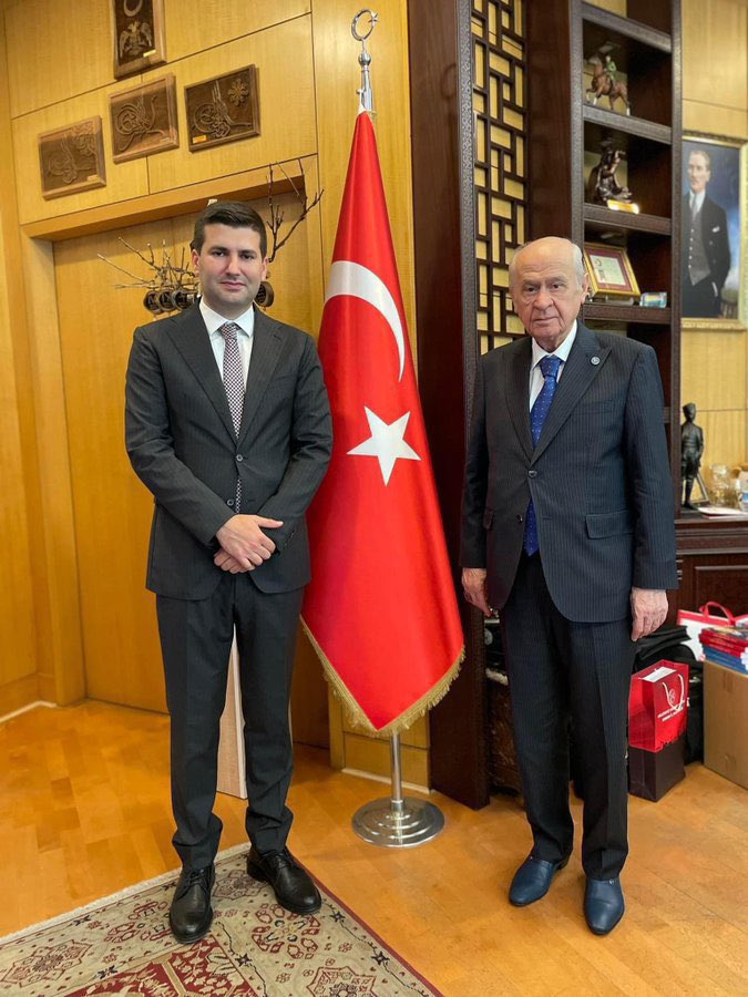 “Merhum Türkeş Bey’in iki büyük eseri olan Milliyetçi Hareket Partisi’yle Ülkü Ocakları emin ellerdedir, ehil yüreklere teslimdir, hiçbir fitne/fesat eğilimin tarihi duruşumuza ve ülkülerimizin onuruna zarar vermesine fırsat verilmemektedir.”

Liderimiz Sayın Devlet Bahçeli