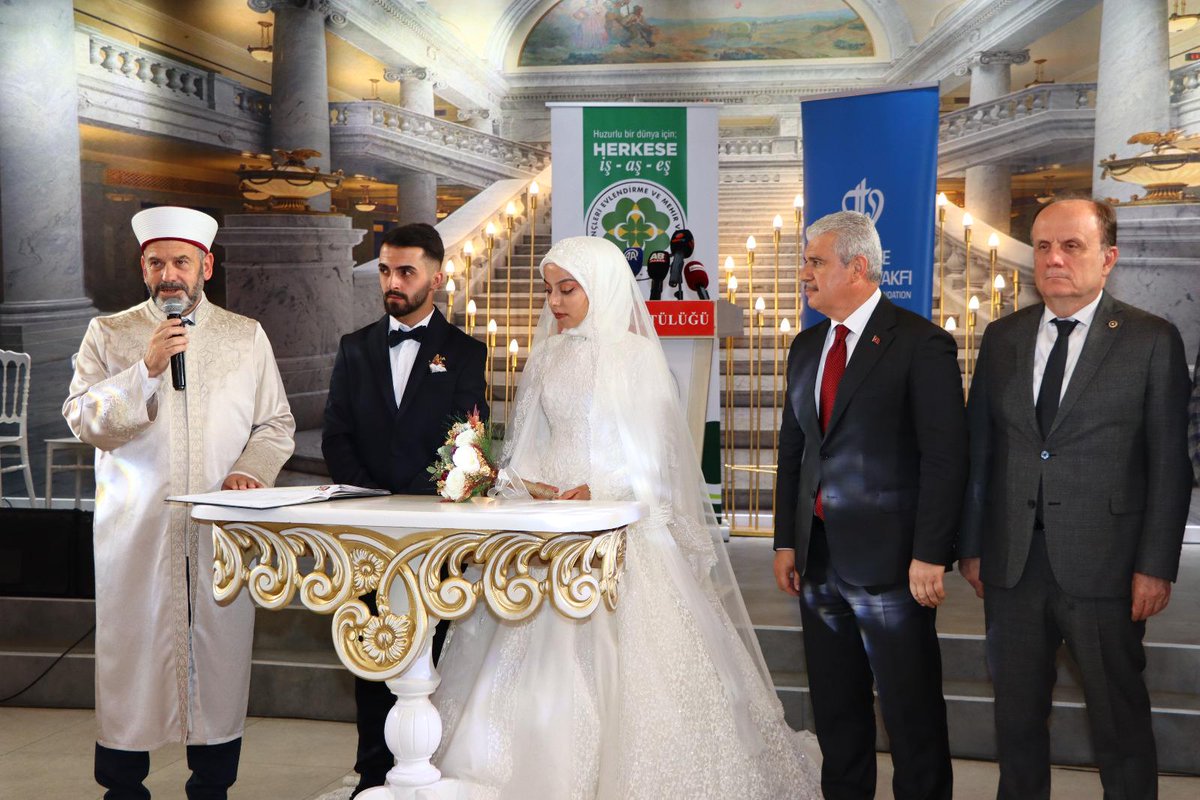 Konya’da 35 Çift Düzenlenen Nikah ve Düğün Merasimiyle Dünya Evine Girdi

Detay: facebook.com/konyailmuftulu… <a href="/AliOge42/">Ali ÖGE</a>