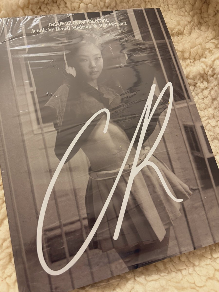 jenxsoox's tweet photo. Finally in my hands 🤲 it was the last one left too. They told me @jennierubyjane cover was gone fastest 😽

#crfashionbook #jennie #jenniexcrfashionbook https://t.co/hCFdq2KpSX
