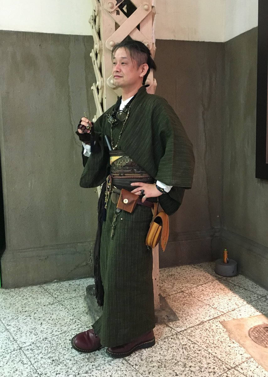 #すち研おふ和装
浴衣や袴をベースに和風の雑貨や革小物を合わせれば何となくそれっぽくなりますwイメージに合う物が無ければ自分で作るのも楽しい♪
②革の籠手③狐の籠手は手作り
③刀はドンキで買った物を加工しました
④初めての和スチーム、シンプルw
#スチームパンク
#steampunk