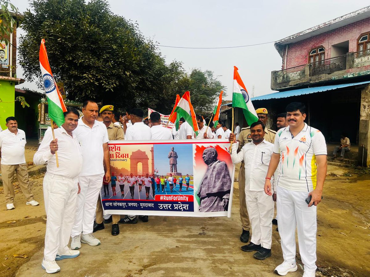 moradabadpolice's tweet image. थाना प्रभारी सोनकपुर द्वारा #RashtriyaEktaDiwas150 के अवसर पर थाना क्षेत्रान्तर्गत #RunForUnity कार्यक्रम का आयोजन किया गया । एकता, समर्पण और राष्ट्रभक्ति की भावना के साथ पुलिसकर्मियों/आमजन ने उत्साहपूर्वक दौड़ में भाग लिया।

#EktaDiwas #SardarPatel150 #UPPolice
@EktaDiwasBharat