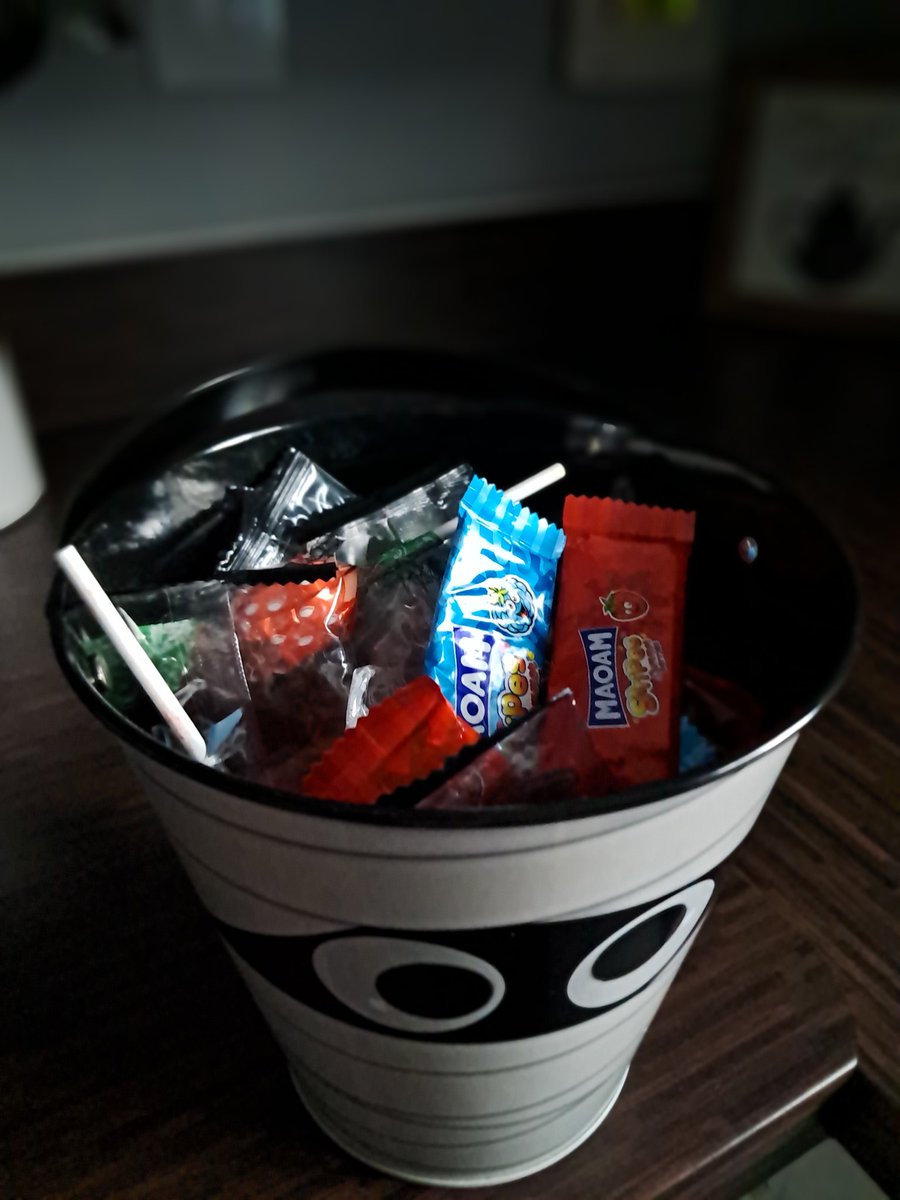 adelej03's tweet image. Sweets at the ready....for a limited time only 😂 🎃 👻