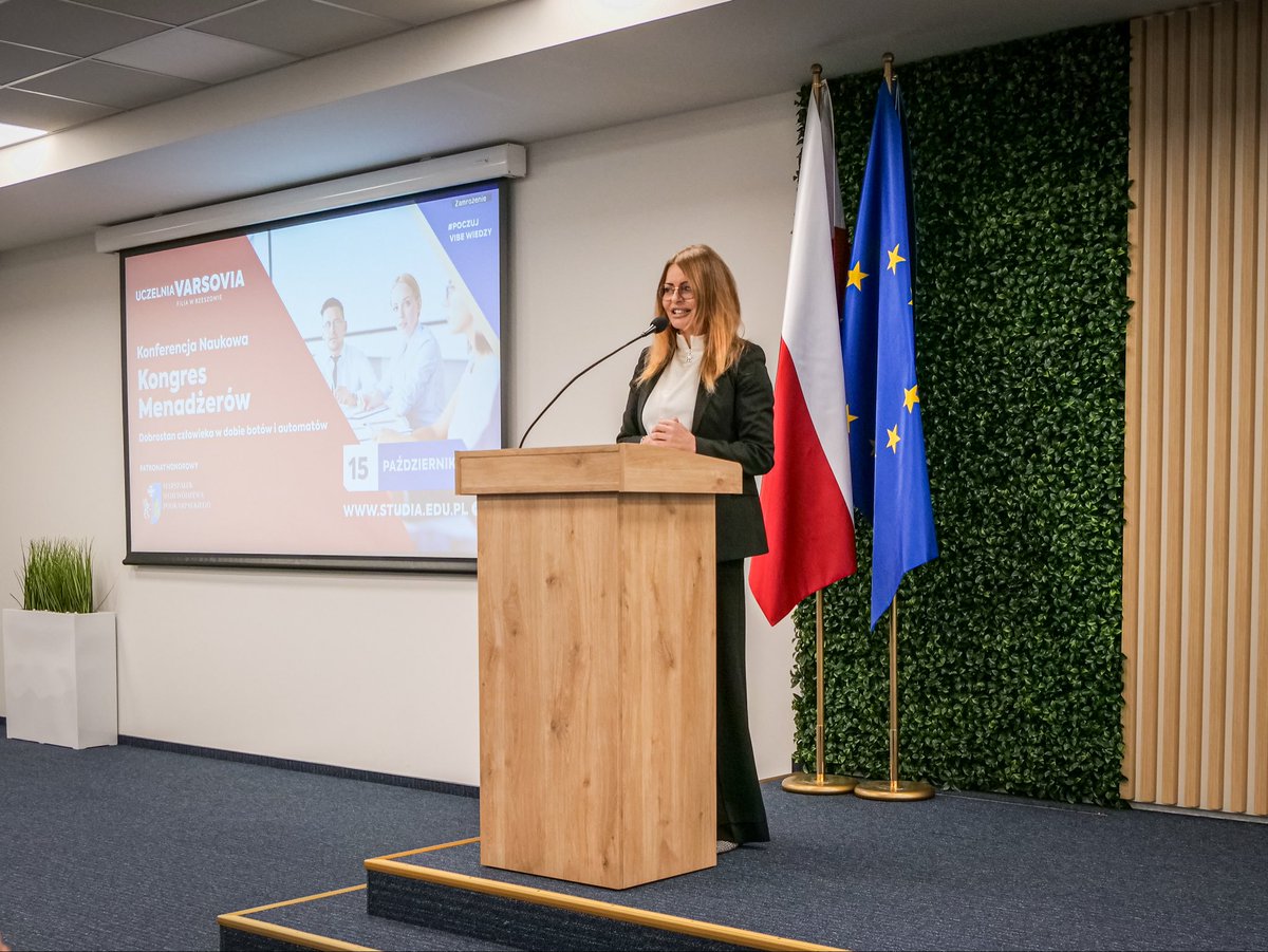 🌐 Relacja z Kongresu Menadżerów w Uczelni Varsovia – Filia w Rzeszowie!

📅 15 października 2025 r. w formule hybrydowej odbył się Kongres Menadżerów „Dobrostan człowieka w dobie botów i automatów”, organizowany przez Uczelnię Varsovia – Filia w Rzeszowie pod patronatem JM