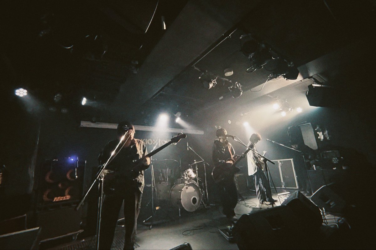 まだ東京少年倶楽部を知らない人たちへ

優しいロックを鳴らすバンドです

彼らの言葉
ひとつひとつに
耳を傾けてみてください

心が伝わります。
知った時、自分と重なった時
たまに涙もでます
もしかしたら少数派かもしれません

それでもいいやって
8年ずっと一緒にいます

note.com/yokunetane/n/n…