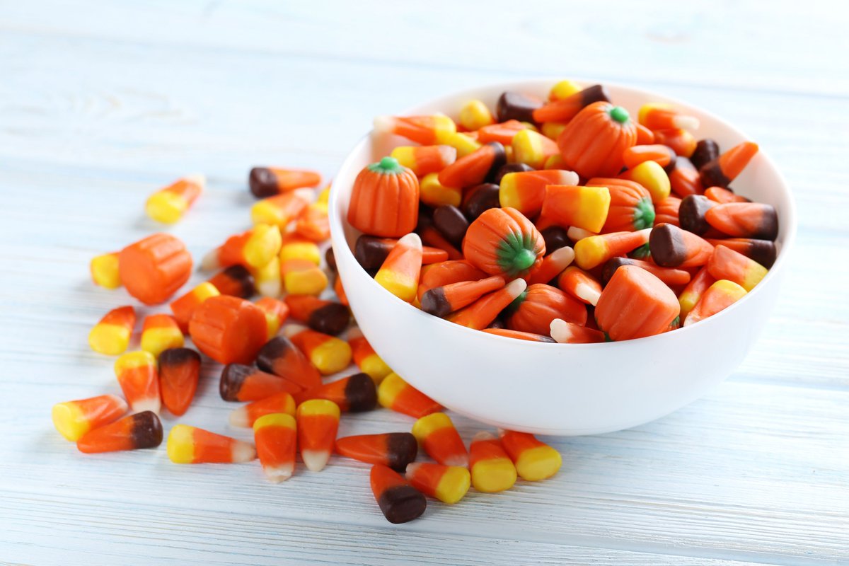 NationalHoney's tweet image. Happy Halloween! 🎃 👻

#FunFactFriday: Did you know that the timeless, classic candy corn is made with #honey? Brach’s has concocted three new made-with-honey varieties that are sure to satisfy the entire family’s sweet tooths: Harvest Corn, Pumpkins, and Candy Corn.
