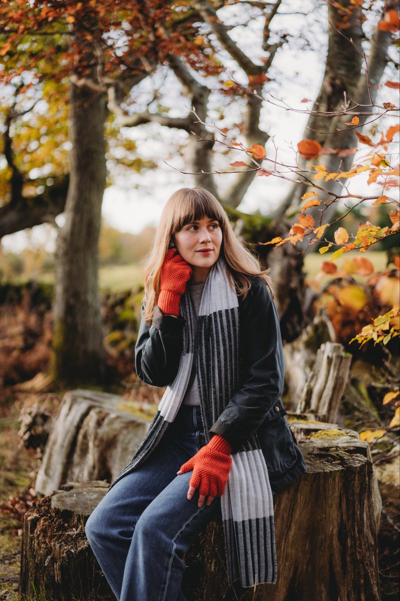 Halloween colours, or just a beautiful bit of autumn! The scarf is a new design coming very soon, and the fingerless gloves are currently available: 

collingwoodnorrisdesign.com/gloves-and-mit…

#shopsmall #madeinscotland #AutumnVibes #choosewool