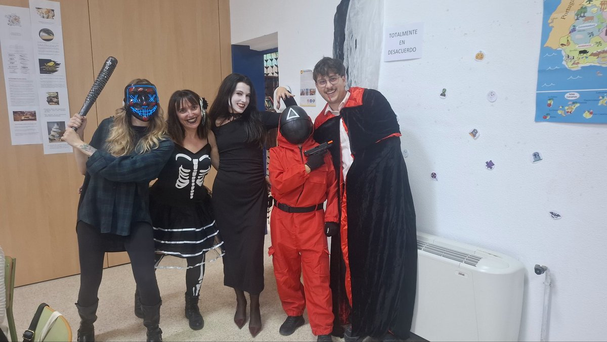 guillenpp's tweet photo. Carving 🎃pumpkins 🎃while having a tremendous fun at our English workshop! 👻#HappyHalloween🧟‍♀️ #costumecontest🧟 #EOITorrevieja https://t.co/yrPh6QqtAK