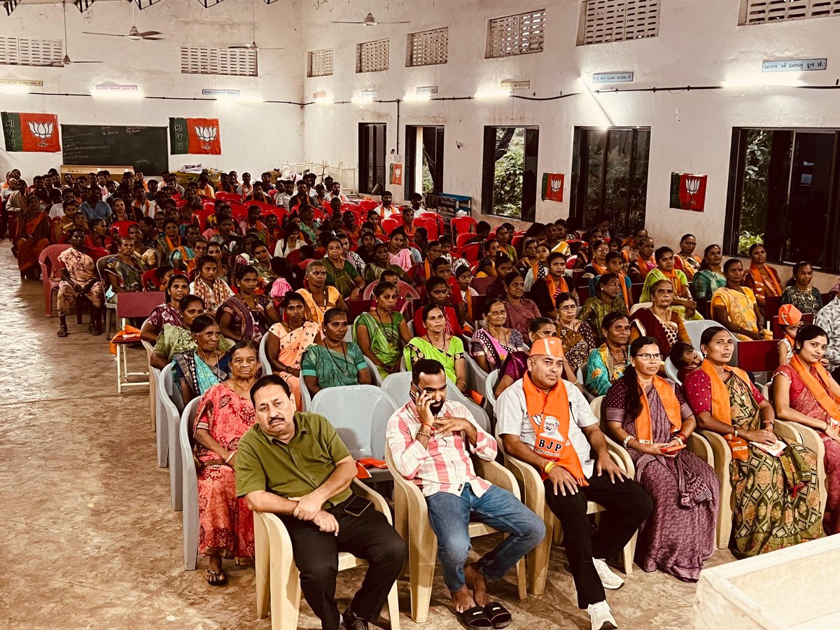 TalukaUmargam's tweet photo. આજરોજ ભારતીય જનતા પાર્ટી ગુજરાત પ્રદેશની સૂચના મુજબ આત્મનિર્ભર ભારત સંકલ્પ અભિયાન અંતર્ગત નૂતન વર્ષ સ્નેહમિલન સમારોહ ઉમરગામ તાલુકા ના ડહેલી જીલ્લા પંચાયત બેઠક નું નુતન વર્ષનો સ્નેહમિલન નંદીગ્રામ ગ્રામ પંચાયત હોલ ખાતે ધારાસભ્યશ્રી રમણભાઈ પાટકર જી ની ઉપસ્થિતિ માં કાર્યક્રમ થયો. https://t.co/6bCYgNHd5T