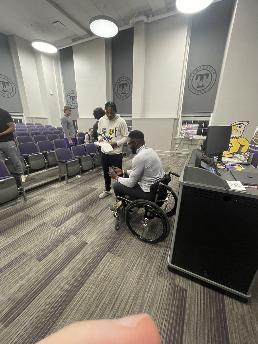 The team was blessed to spend time with Florida basketball legend, ESPN analyst, and incredible speaker, Patric Young! 
Thank you for inspiring our team! <a href="/PatricYoung4/">Patric Young</a> 

#WingsUp | #StrengthInNumbers