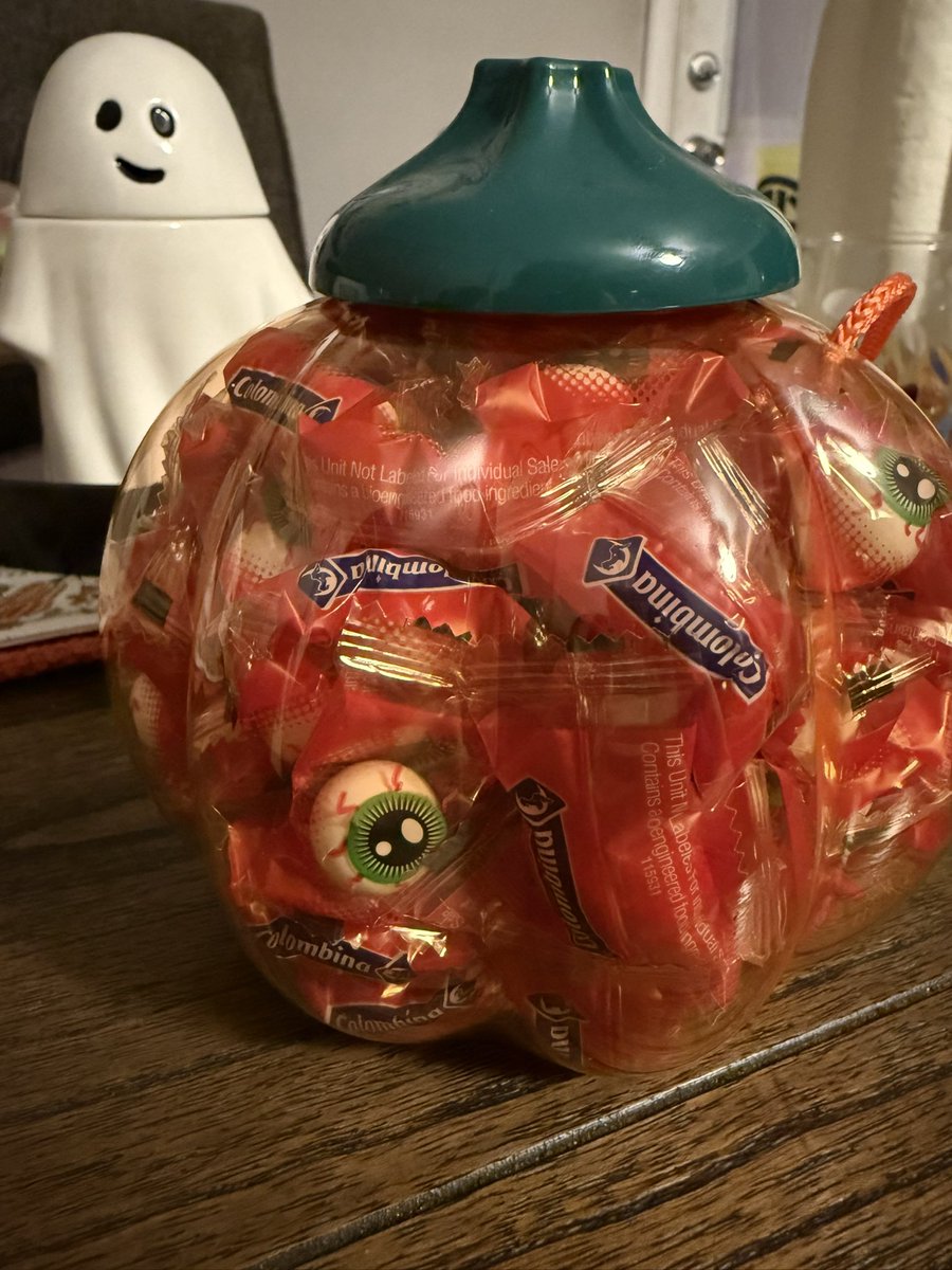 LibraryAHCES's tweet image. Our 2 estimation station winners were Samantha &amp;amp; Phoenix! They estimated the exact number of eye gumballs that were inside our October 🎃container🥳! There were 113👁️🙀🤯! Great job on y’alls estimating🧮!