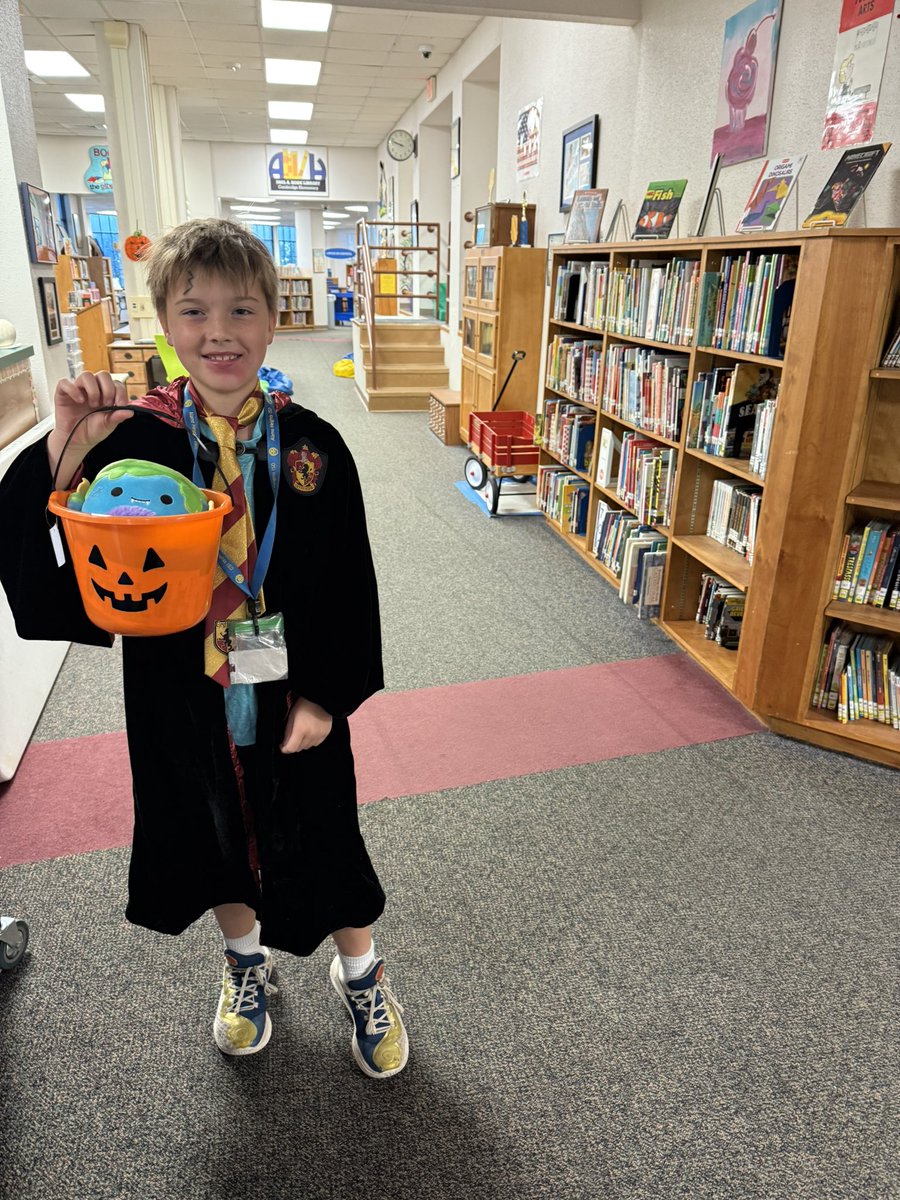 LibraryAHCES's tweet image. Our 2 estimation station winners were Samantha &amp;amp; Phoenix! They estimated the exact number of eye gumballs that were inside our October 🎃container🥳! There were 113👁️🙀🤯! Great job on y’alls estimating🧮!