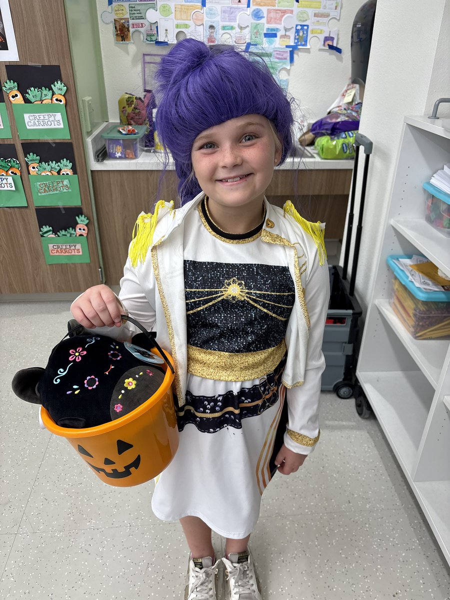 LibraryAHCES's tweet image. Our 2 estimation station winners were Samantha &amp;amp; Phoenix! They estimated the exact number of eye gumballs that were inside our October 🎃container🥳! There were 113👁️🙀🤯! Great job on y’alls estimating🧮!
